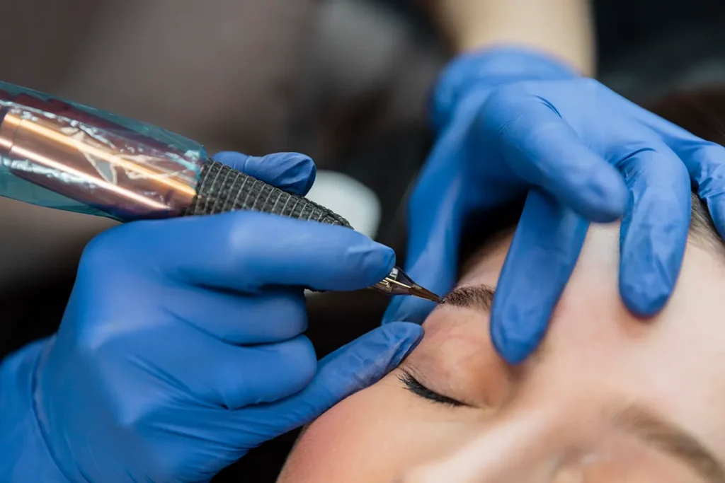 Augenbrauen Permanent Make Up in Riedberg mit Hairstroke Methode mit Maschine