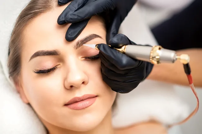 Greenlotus Augenbrauen Hair stroke eyebrows Foto einer Dame von oben die gerade eine Augenbrauen Hair Stroke Behandlung bekommt
