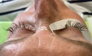 Beschädigte Wimpern1 Beschädigte Wimpern nach Wimpernverlängerung