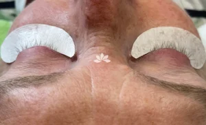 Beschädigte Wimpern2 Entfernung von beschädigter Wimpernverlängerung