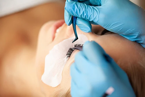 Einverständniserklärung zur Wimpernverlängerung. Bild einer Wimpernverlängerugsbehandlung