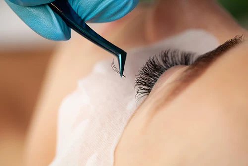 Bild einer Wimpernverlängerung.
